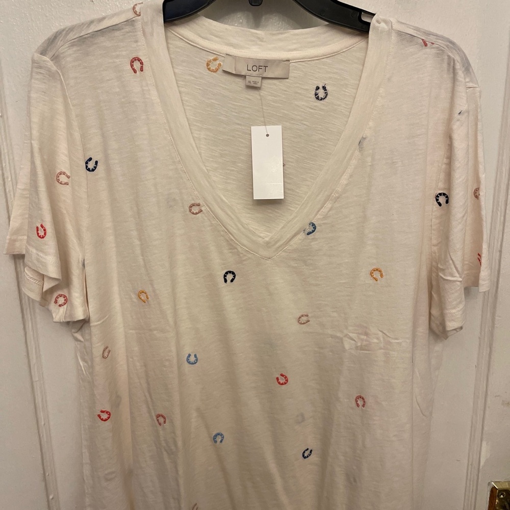 NWT Loft Horseshoe Everyday V-Neck Tee. - Picture 2 of 3